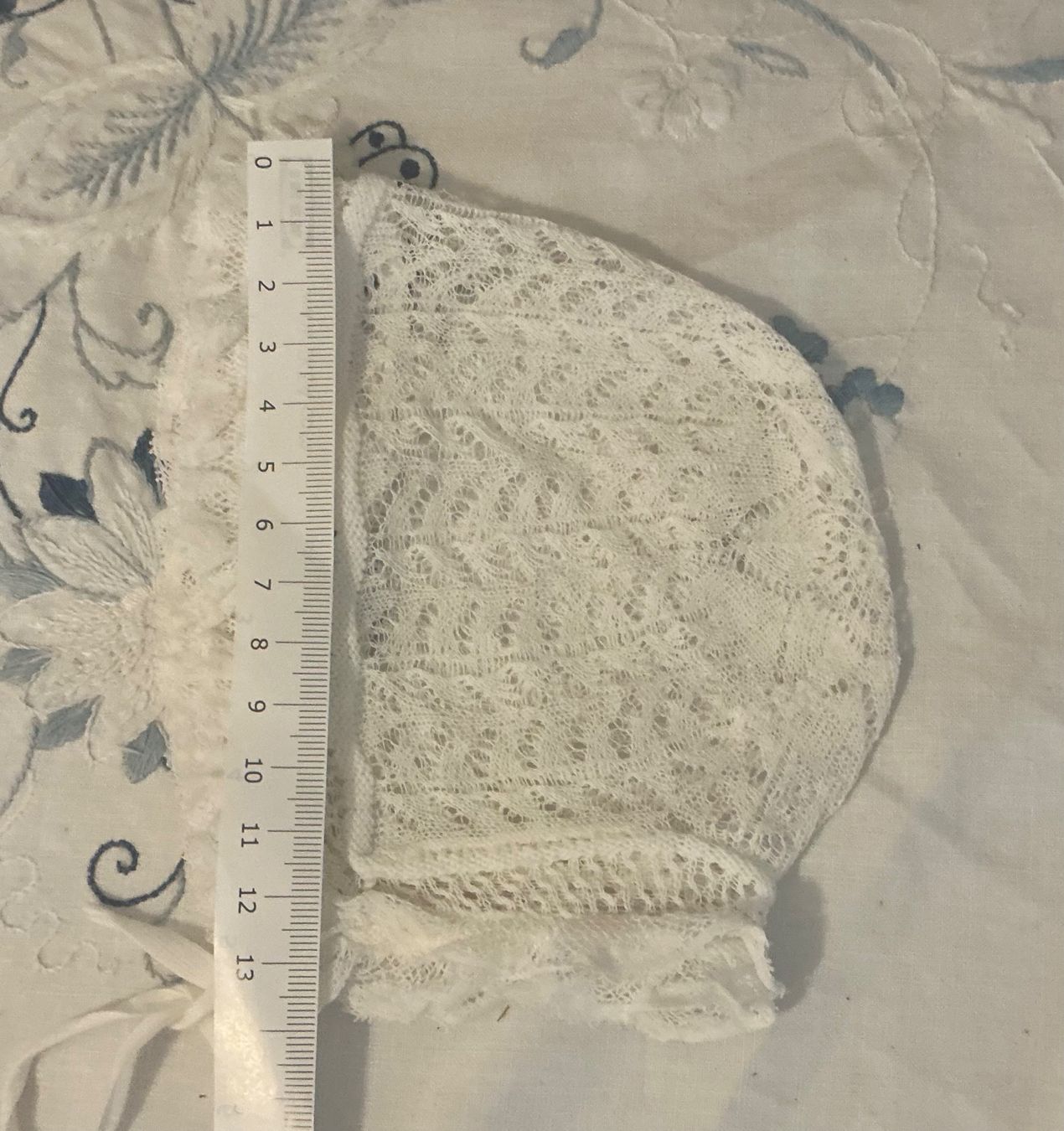 Bambole: SEHR ALTES FILIGRANES HÄUBCHEN HANDGESTRICKT – Usato da Zell LU venduto da Silvermemory 4