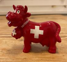 Schweizer Souvenir Figur, Lustige Kuh, rot - weiss