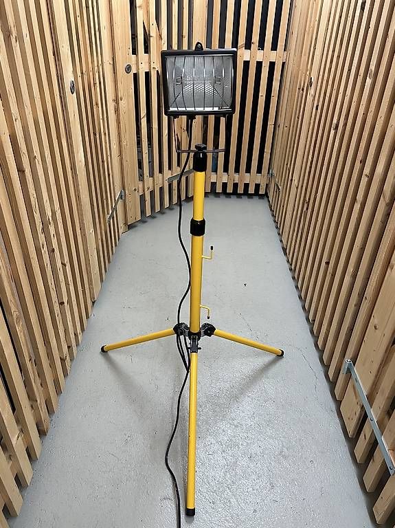 Lampen: 2x Halogen Baustrahler mit Stativ – Gebraucht aus Zürich von mic_tfx8
