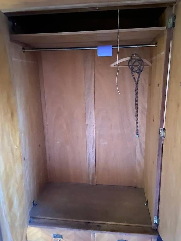 Armadi: Dreitüriger Holzkasten – Usato da Zürich venduto da Auto64 1