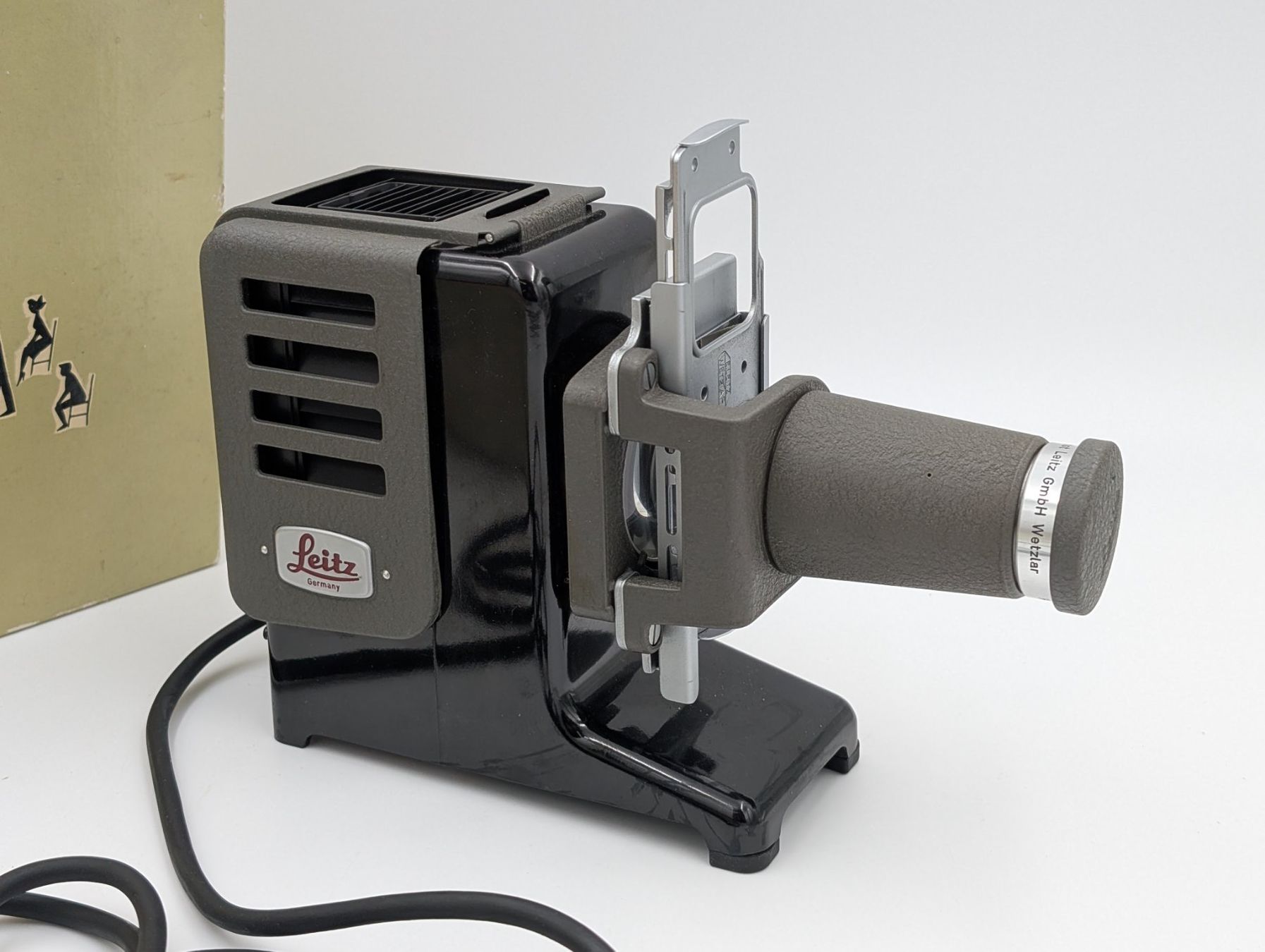 Proiettori: Leitz Prado 150, Retro Diaprojektor mit OVP, – Usato da Winterthur venduto da Hint17 2