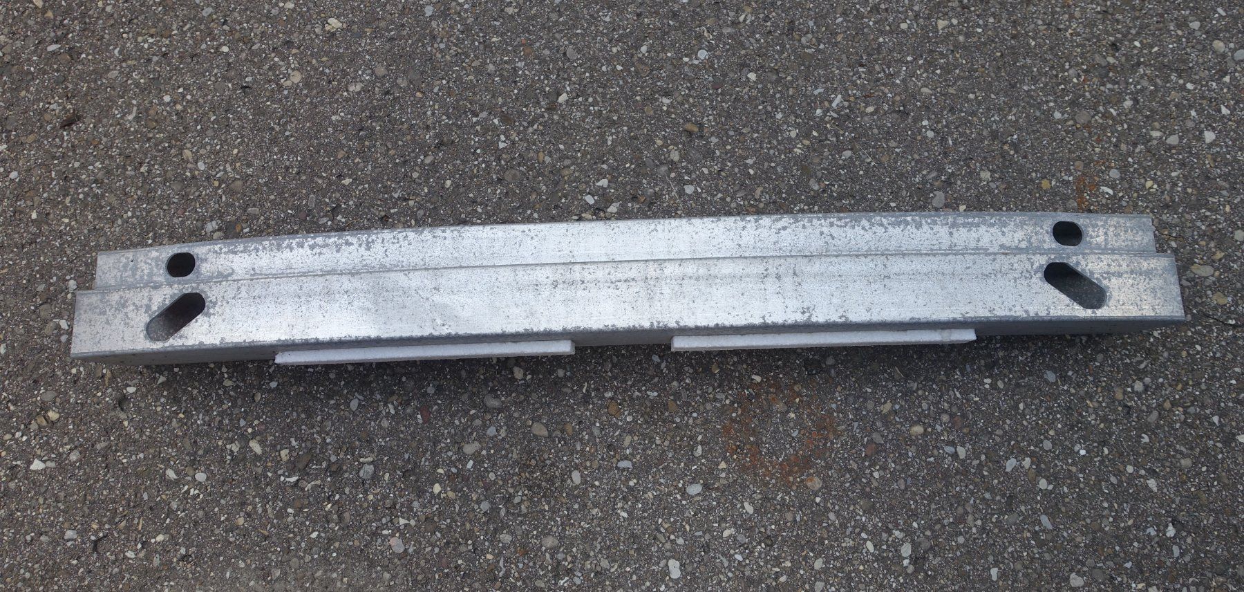 Subaru Tutti pezzi di ricambio auto: Subaru Legacy 03-08 Stossbalken Stossstange vorn – Usato da Mosnang venduto da Northon