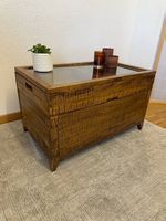 Massivholz Couchtisch mit Glasvitrine & Stauraum