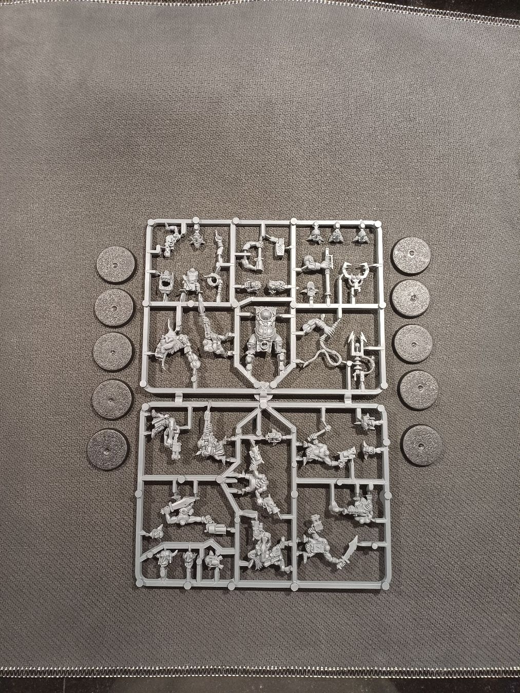 Kit di modellismo & Modellini statici: Warhammer 40000 - Orks - Grot 1 – Nuovo (secondo la descrizione) da Bernex venduto da Adrieneagle