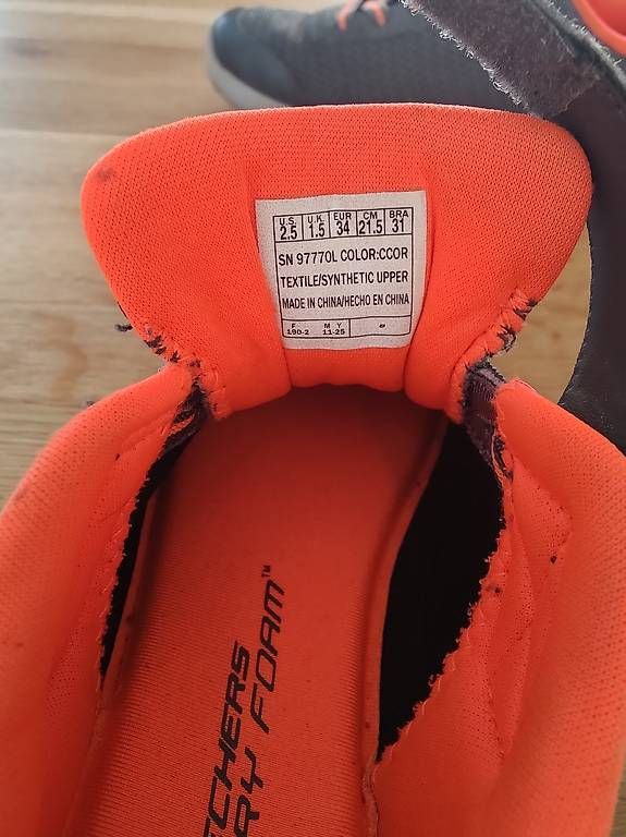 Chaussures garçon: Kinder Turnschuhe Gr34 – D'occasion à Sempach par PascalZelli 1