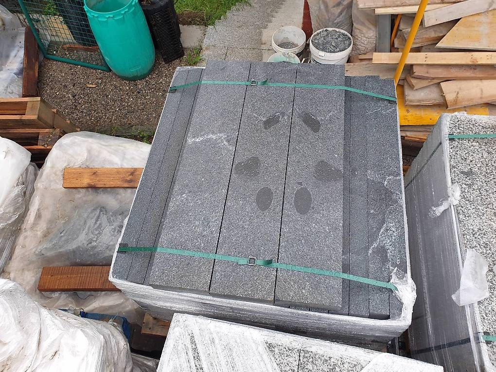 Pietre & tegole: bordures en granit gris anthracite – Usato da Corsier-sur-Vevey venduto da hel_lvr5 1