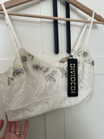 Top blanc H&M Divided, dentelle et broderies, taille 38