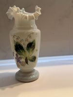 Antike Opalglas Vase, handbemalt, Rüschenrand, Mundgeblasen