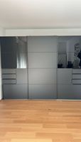 Grosser Kleiderschrank mit drei Korpussen und Schiebetüren