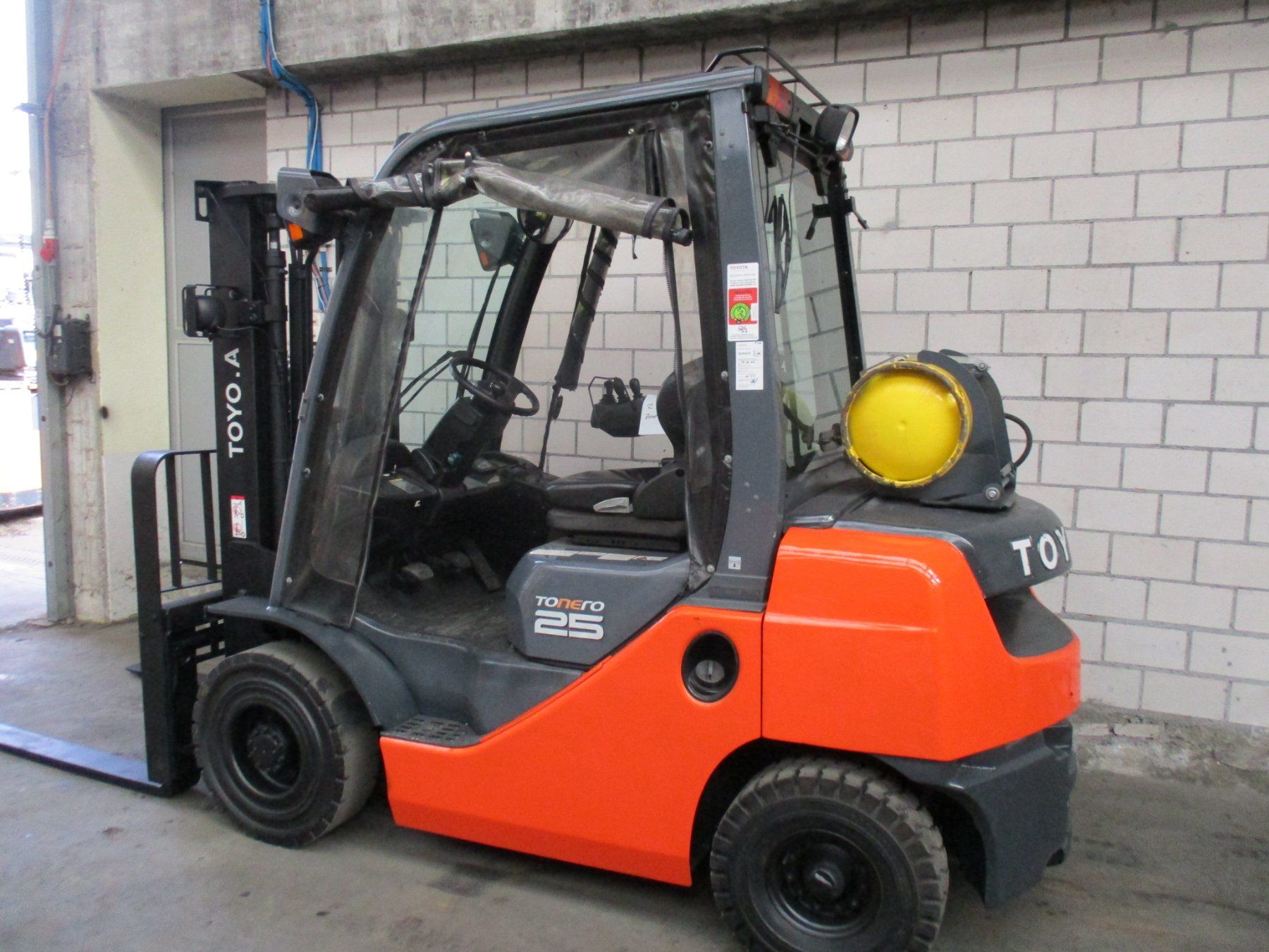 Toyota Carrelli elevatori e a forche: STAPLER  TOYOTA 02-8FGF25  BENZIN+GAS  GABELSTAPLER – Usato da Seon venduto da zomahandel 2