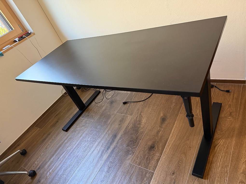 Schreibtische: Schreibtisch, höhenverstellbar – Gebraucht aus Vaduz von rischfabio
