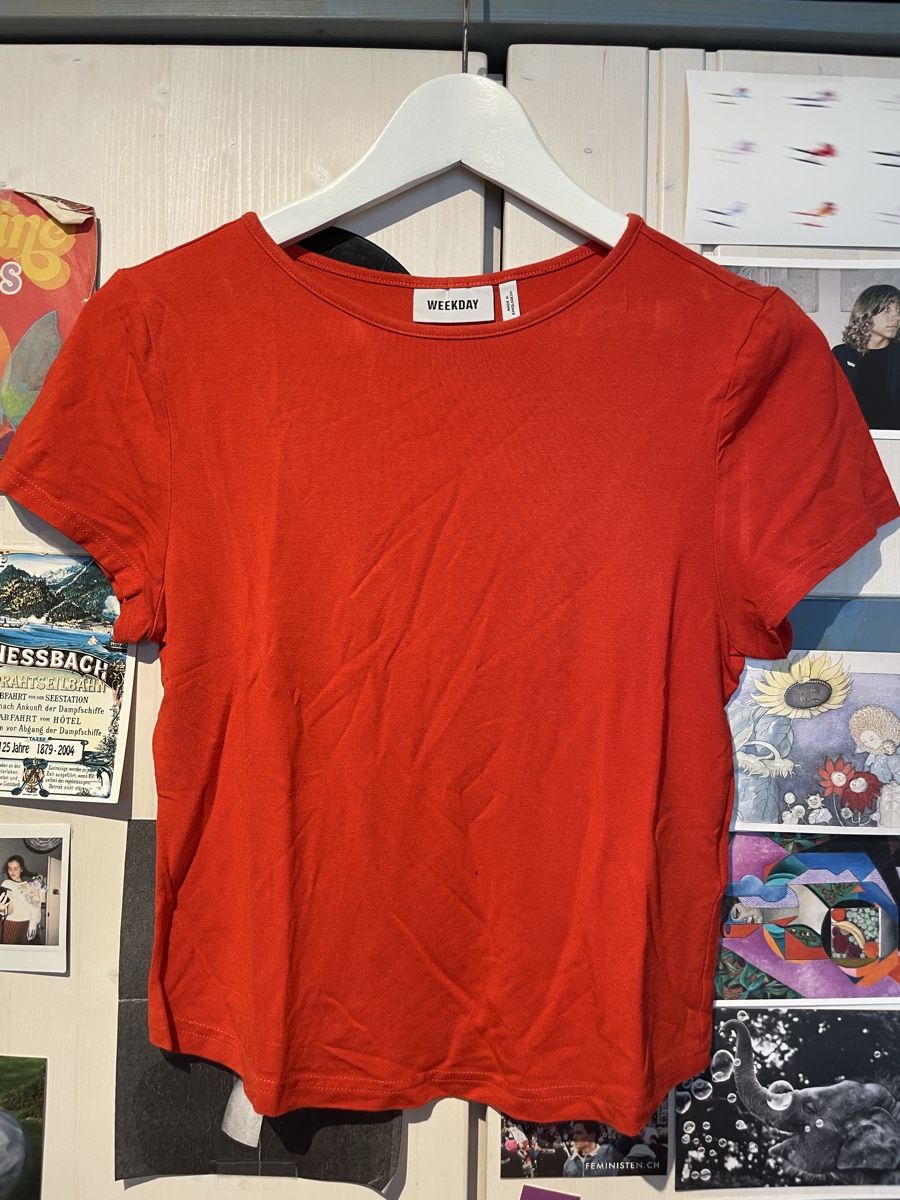 Weekday T-shirt: Rotes T-Shirt – Usato da Turgi venduto da eiiinalem 1