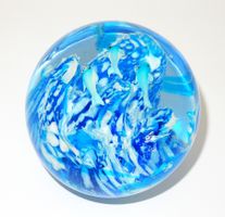Schwere Glaskugel/Briefbeschwerer mit 3 Delfinen - Ø 10.0cm