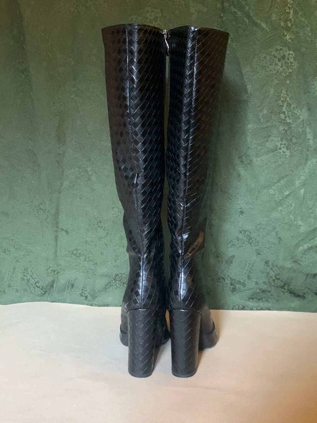 Scarpe da donna: Schwarze kniehohe Stiefel mit Blockabsatz – Usato da Chalais venduto da Decoarts.art 2