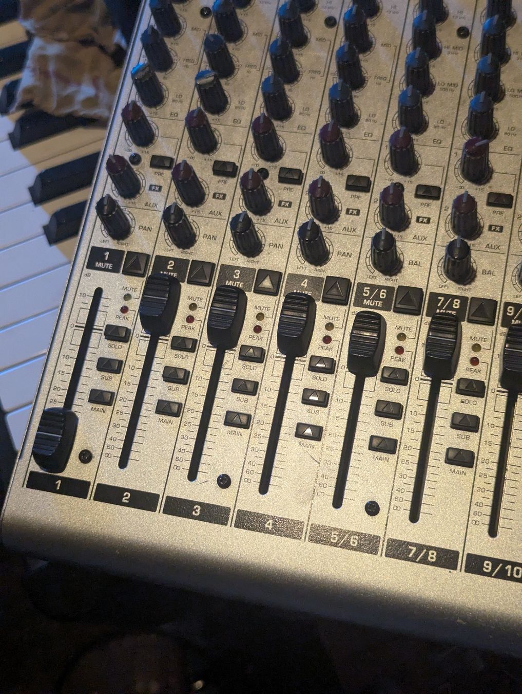 Behringer Console di mixaggio: mischpult Behringer Eurorack UB1622FX-Pro – Usato da Basel venduto da dorjesimeon 1