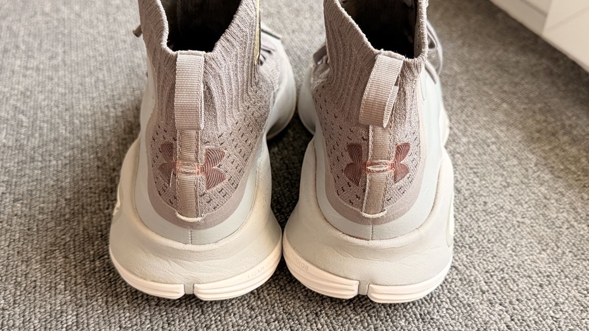 Under Armour Scarpe da uomo: Under Armour Curry 4, unisex Taille 41 – Usato da Bulle venduto da LeMoleson 2