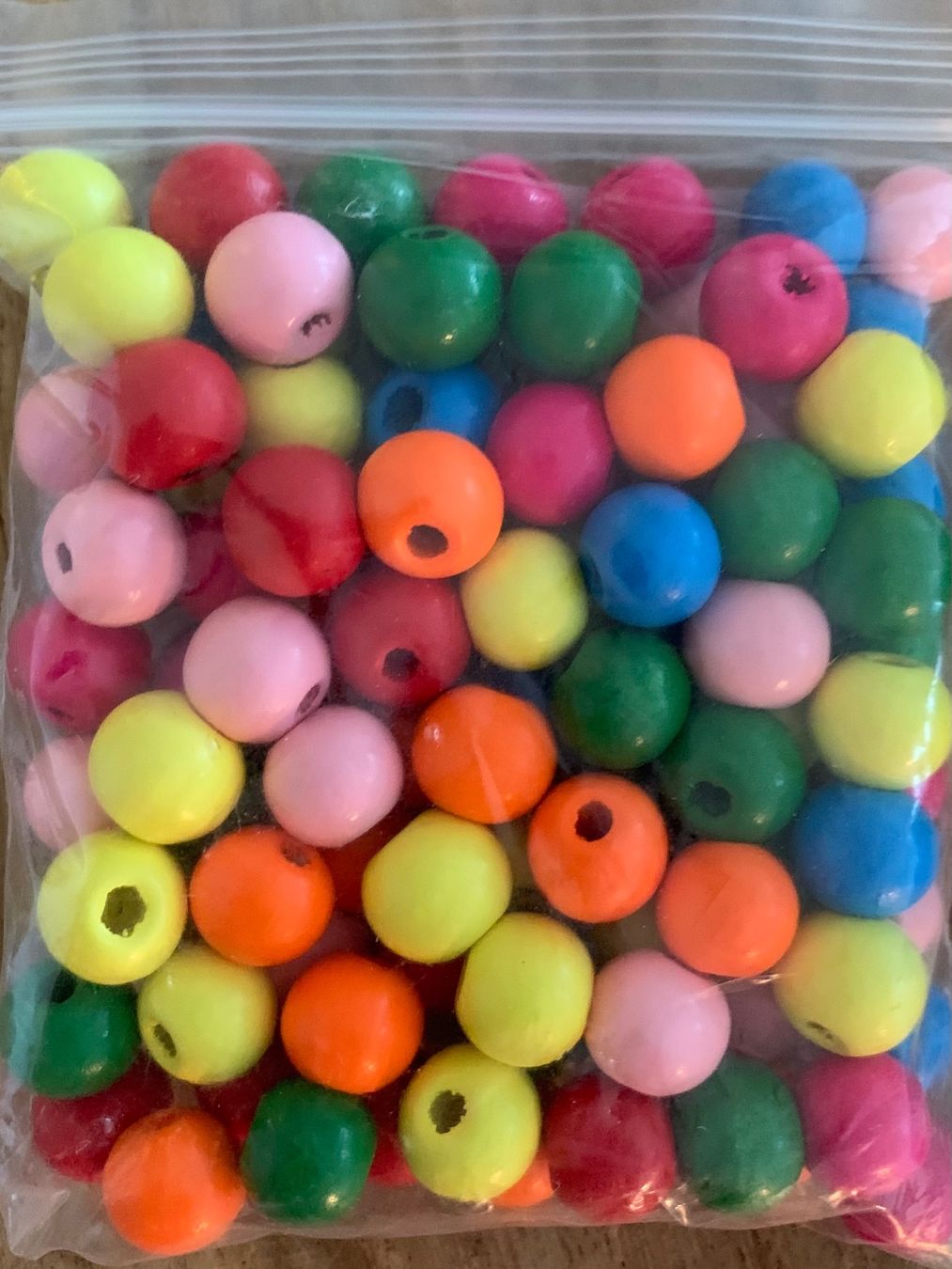Perle (finte): Bunte Holzperlen / Bastelperlen 10mm, 100 Stück – Nuovo e nell'imballaggio originale da Geneve venduto da vane267