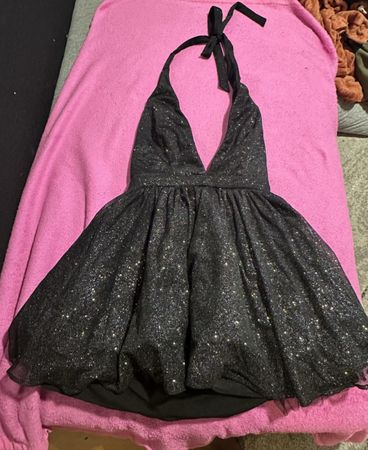 Robe noire courte à paillettes avec bretelles fines 