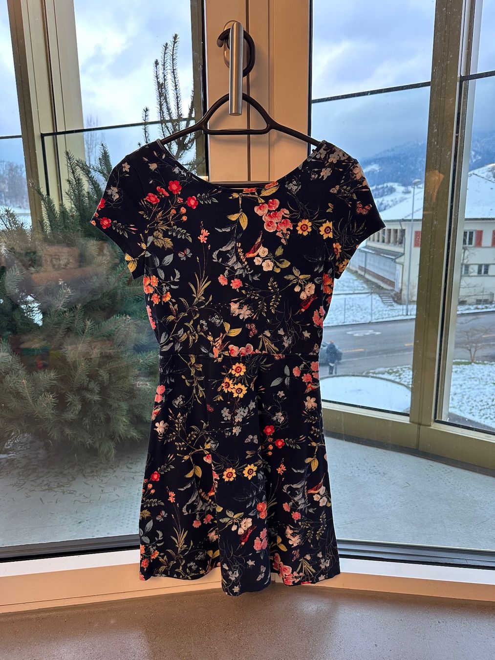 Vestiti: Bequemes buntes Sommerkleid – Usato da Luzern venduto da nad_nf8f