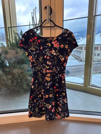 Bequemes buntes Sommerkleid