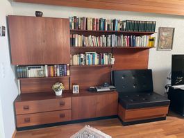 Exklusive Swiss-Teak Bücherwand mit Sitzkommode - J.Ströbel