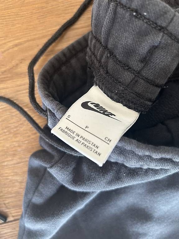 Hosen: Trainerhosen Nike 2 Stk GrS – Gebraucht aus steffisburg von stefanruoff 2