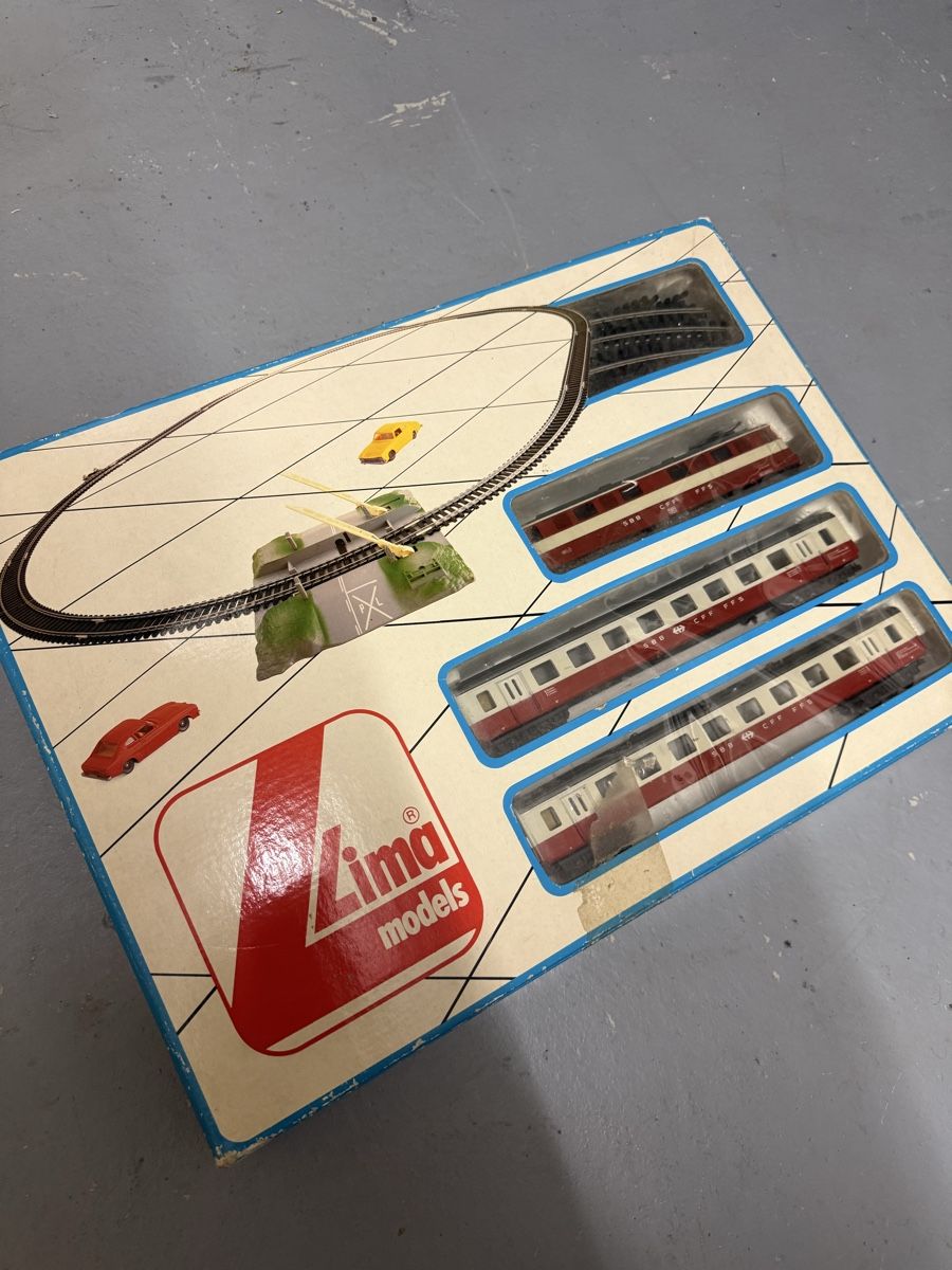 Lima Modellini di ferrovie: Lima Models Modelleisenbahn Set mit SBB Loks und Wagen – Usato da Brüttisellen venduto da stanos 1