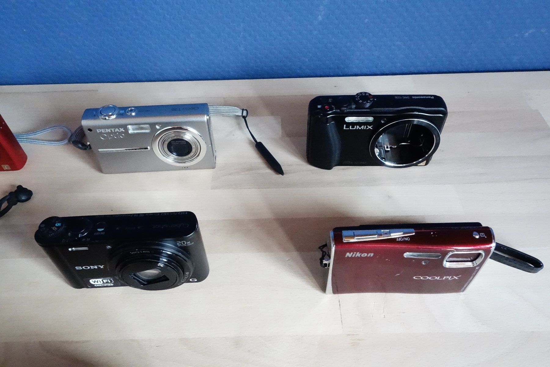Sony Kamera: Lot de 8 appareils photo avec accessoires – Defekt aus La Rippe von Kopernic 2