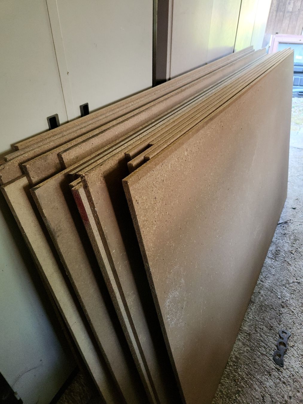Servierplatten: 20 Stück Spanplatten Restposten 200x118x1.2/1.5/2 cm Stapel – Gebraucht aus Stein AG von Metaluna