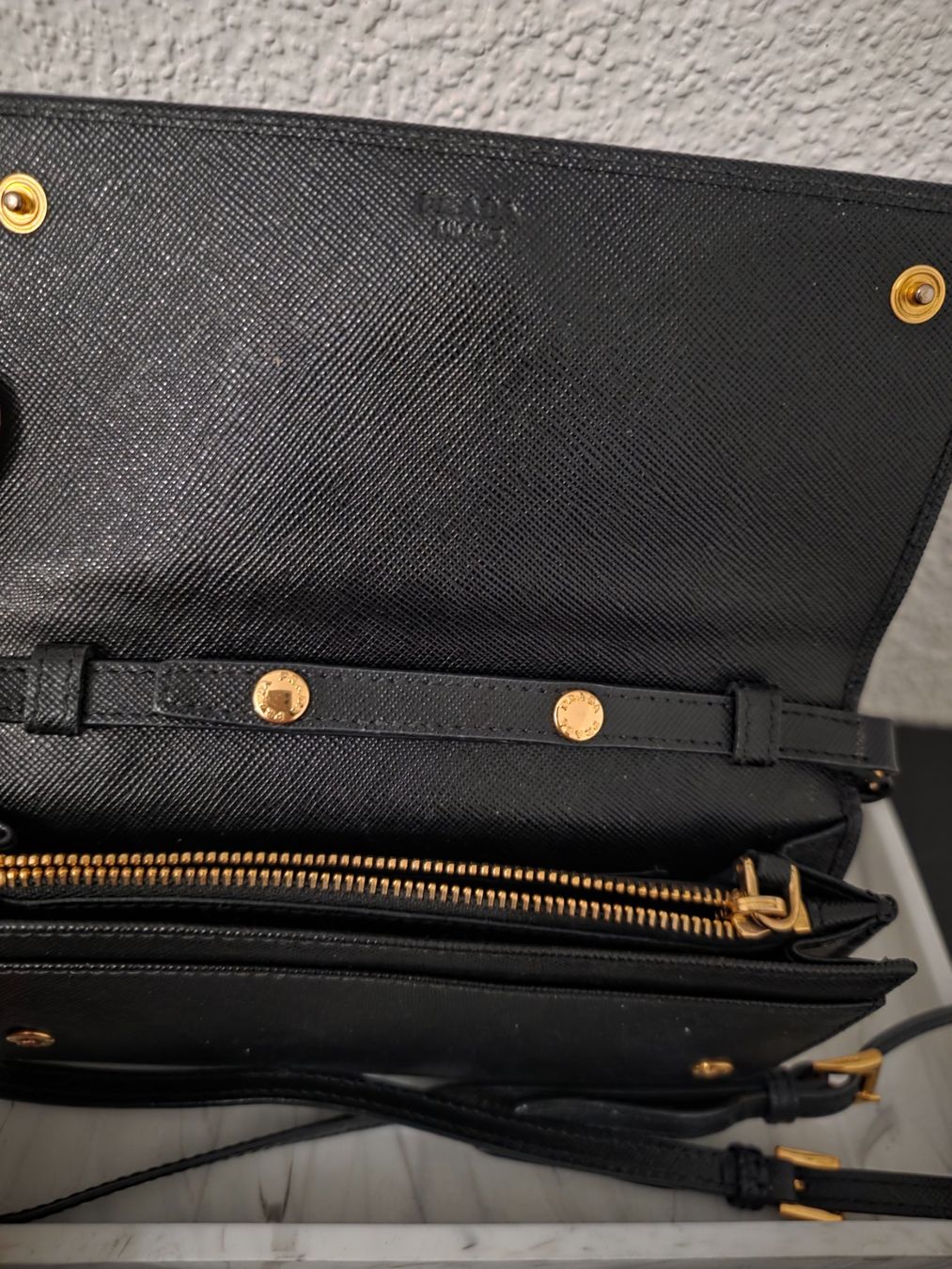 Prada Portamonete: PRADA Geldbörse mit Trageriemen – Usato da Langenthal venduto da tranl 2