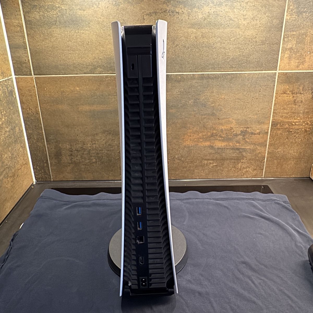 Sony Console: PlayStation 5 Digital Edition + 2 manettes DualSense – Usato da La Tour-de-Peilz venduto da nic_mxt9 2