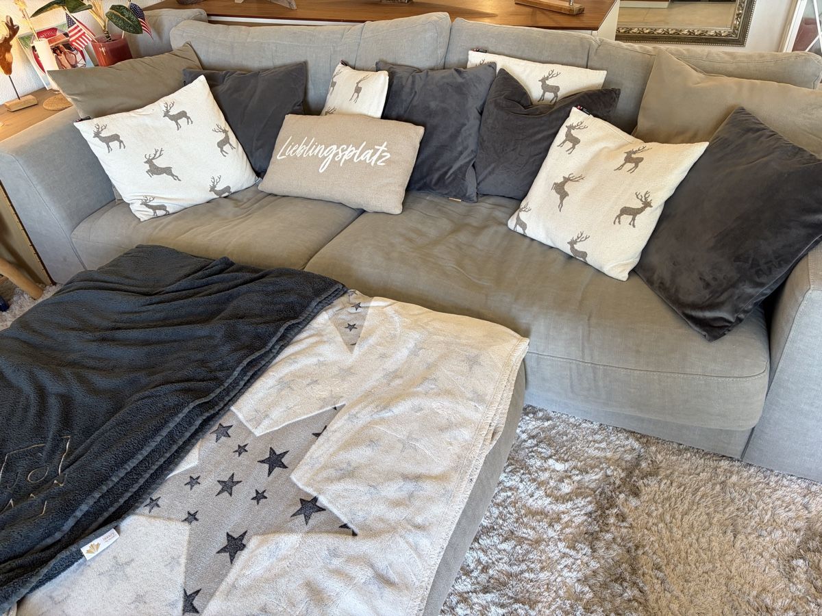 Livique Sofas: Sofa grau mit Hocker – D'occasion à Gempenach par Walalala 2