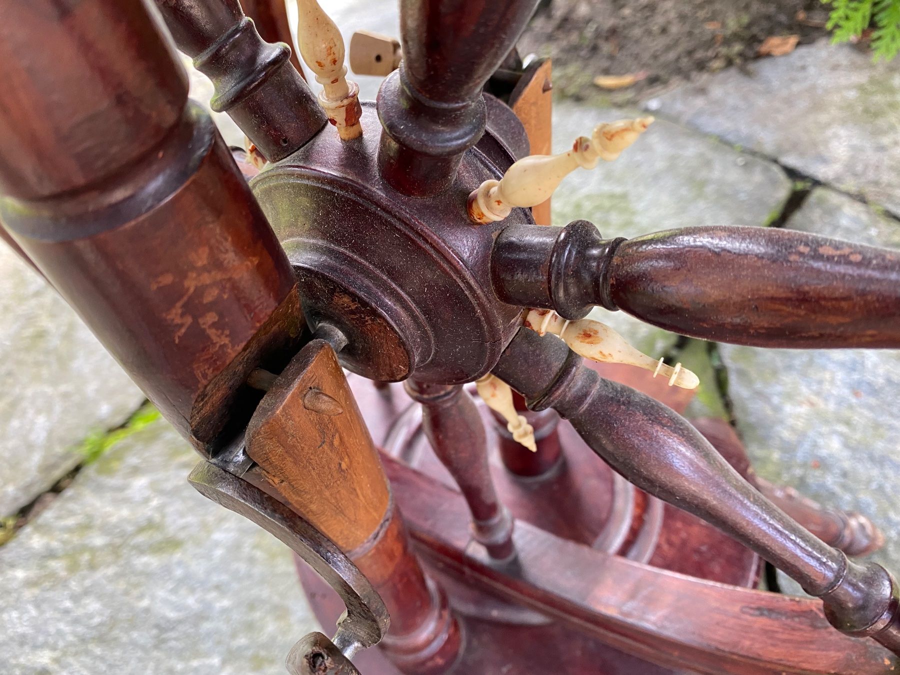 Ruote per filare: schönes antikes Spinnrad mit Flachsstab – Usato da Feldbach venduto da Olive1 3