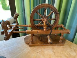 Spinnrad Holz antik mit Garn und Spindel