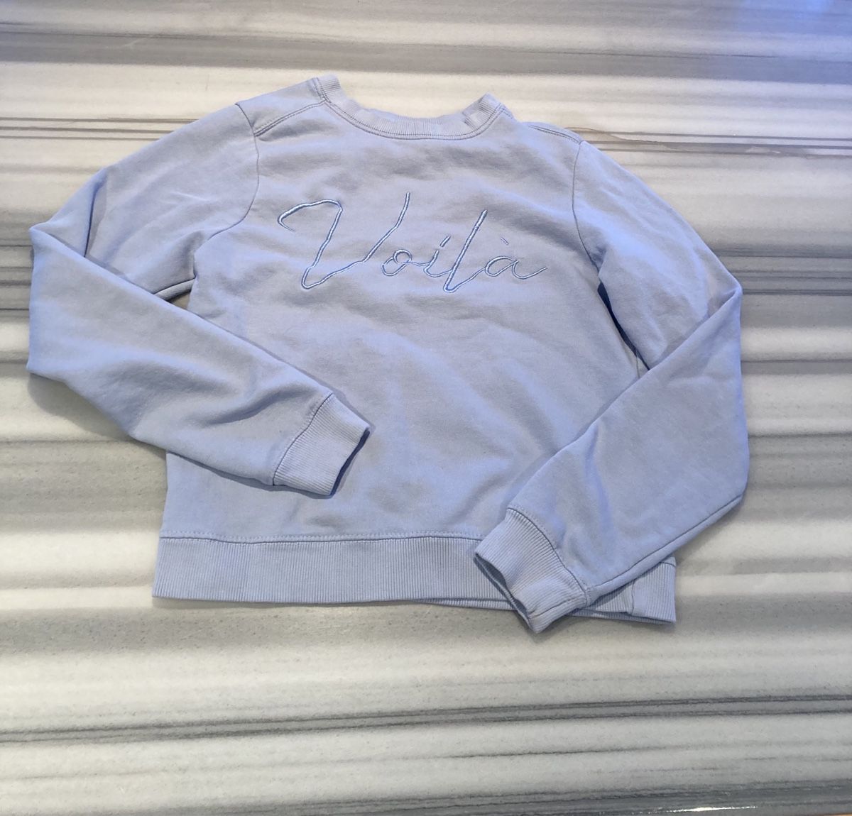 Pullover & Sweatshirts: Pullover mit Schriftzug Voilà hellblau,Gr.S – Gebraucht aus Morschach von leonie87