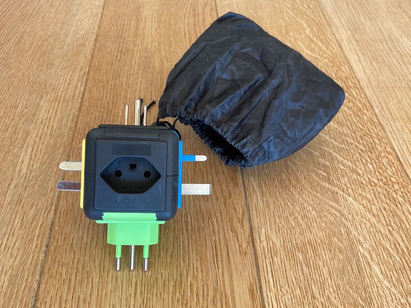 Lecteurs & Adaptateurs: Reiseadapter Universal Set mit Tasche – Neuf (Voir description) à Zürich par mav_ptv5