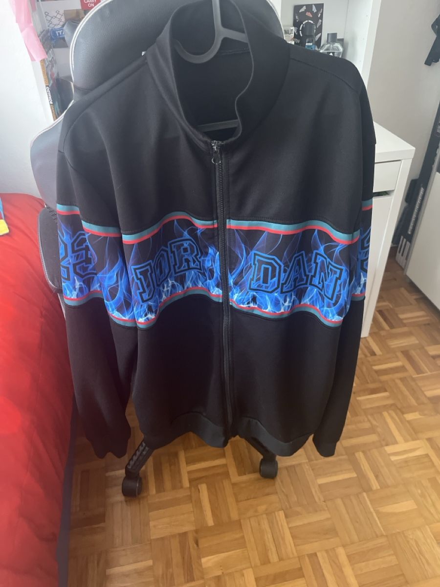 Jordan Jacken: Giacca Jordan design fiamme blu e rosse – Gebraucht aus Volketswil von mon_ssk6