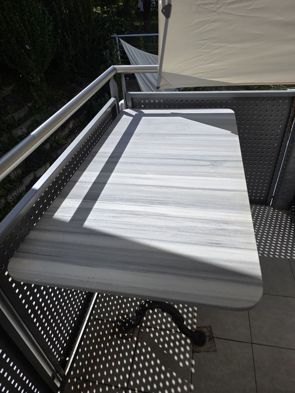 Tables: Marmortisch mit Eisengestell – D'occasion à Pfeffingen par tobsent 1