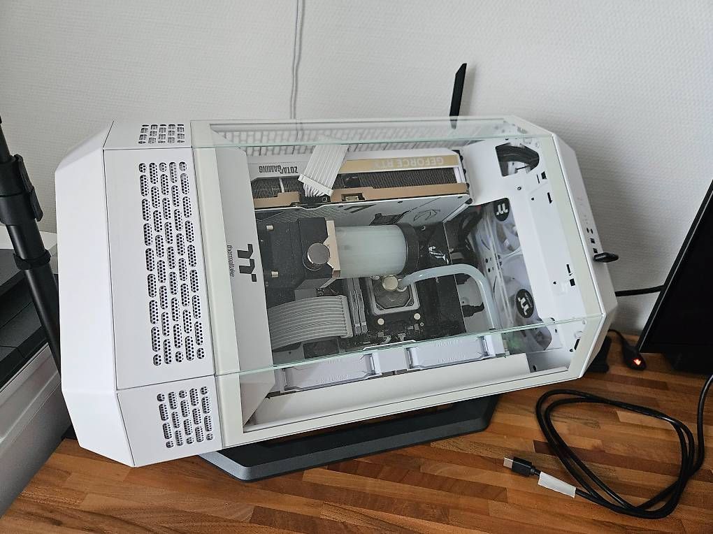 Thermaltake Custodie: Thermaltake Tower 300 Gehäuse – Usato da Teufen AR venduto da MarinDora 1