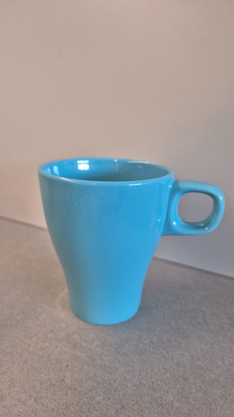 Tasses: Vier farbige Tassen – D'occasion à Bitsch par cka_6hff 2