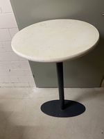 Bistro-Tisch (Stehtisch) mit massivem Standbein