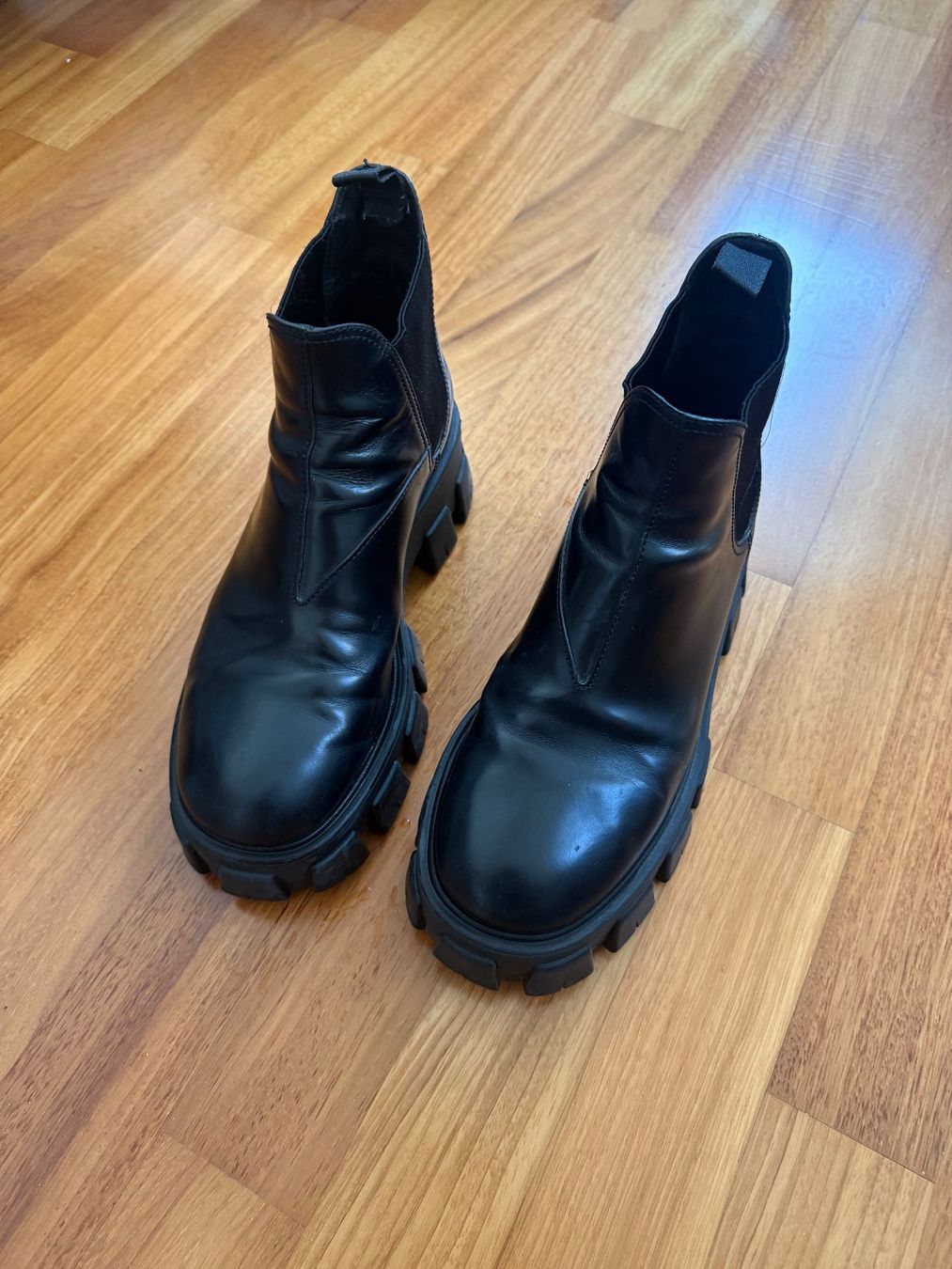 Prada Scarpe da donna: Schwarze Prada Damen Monolith Chelsea Boots – Usato da Zürich venduto da bar_s6yl