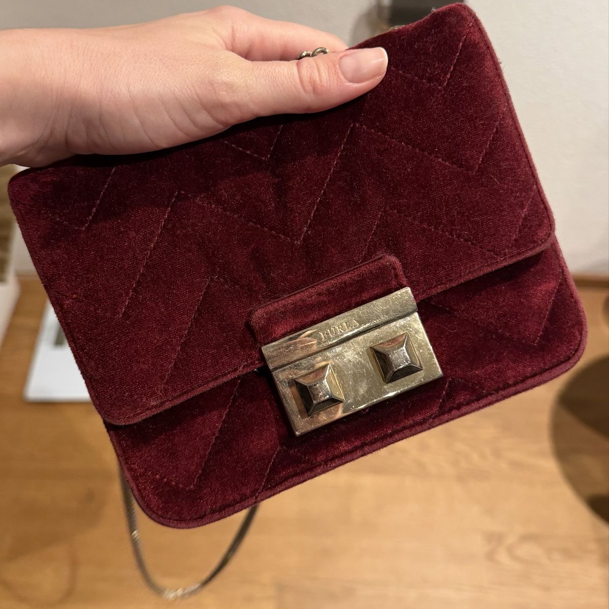 Furla Borse da donna: FURLA Tasche aus Samt - Bordeaux – Usato da Bäriswil BE venduto da GIANINA265