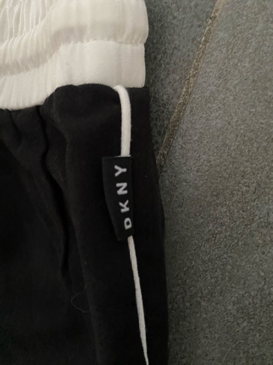 DKNY Pantaloni: Pantalon DKNY noir 3/4 taille 4 ans. – Usato da Grenchen venduto da O.r.i.g. 2