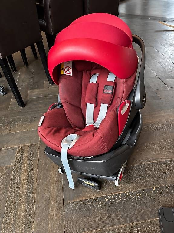 Sièges auto: Cybex Cloud Q Plus Babyschale mit Isofix Base & Bezug – D'occasion à bern par Ruzenka 1