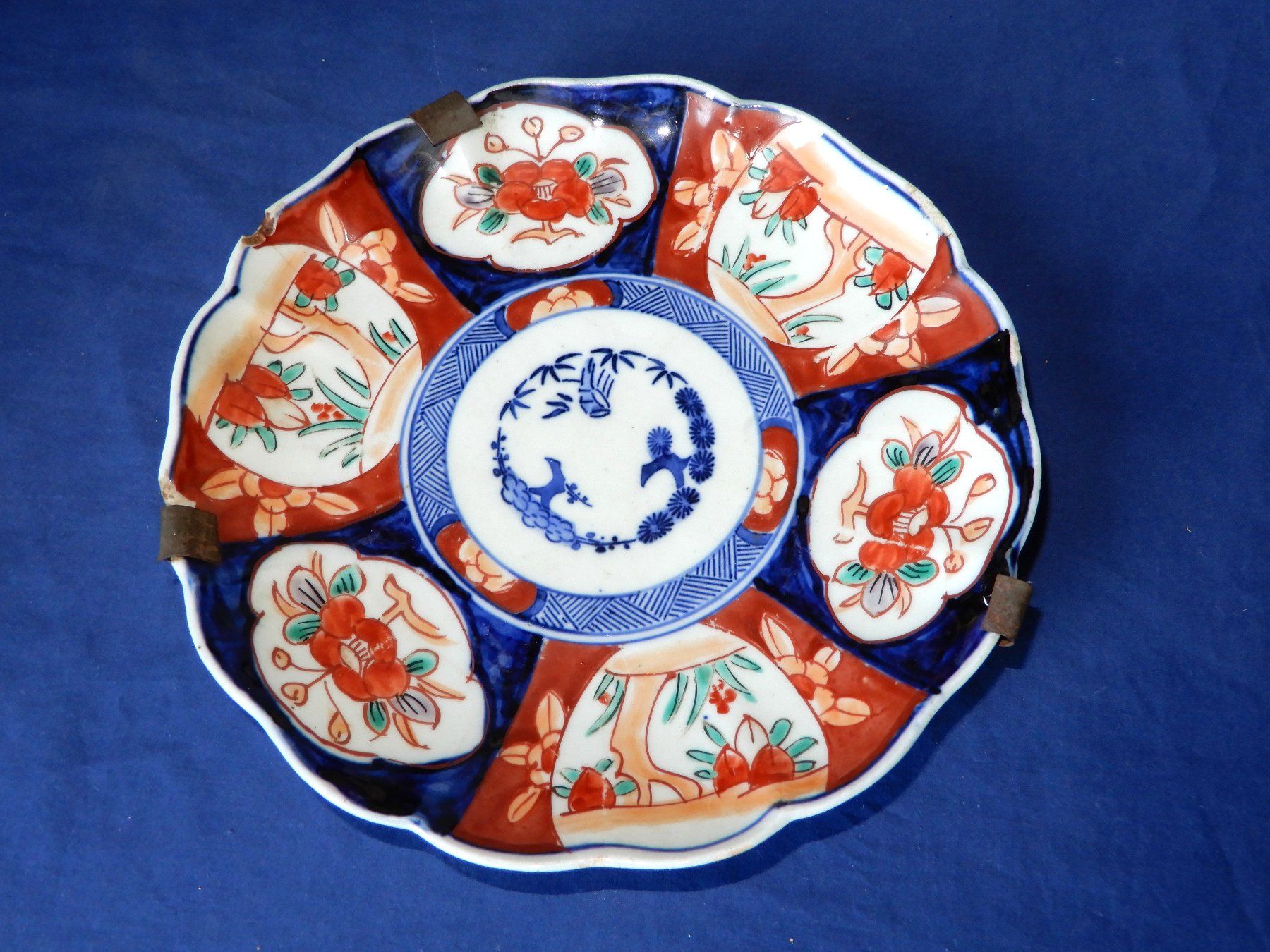 Assiettes: Antiker Imari Teller mit Rahmen - 2 Fehlstellen – Défectueux à Senèdes par tintinette43