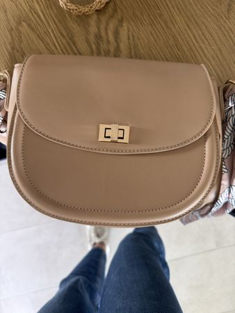 Elegante Handtasche in Beige, perfekt für den Sommer!