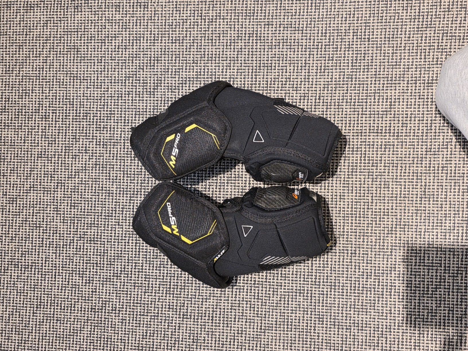 Bauer Protezioni & Imbottiture: Bauer Supreme M5 Pro Ellbogenschoner SR M – Nuovo (secondo la descrizione) da Sissach venduto da Cian_79