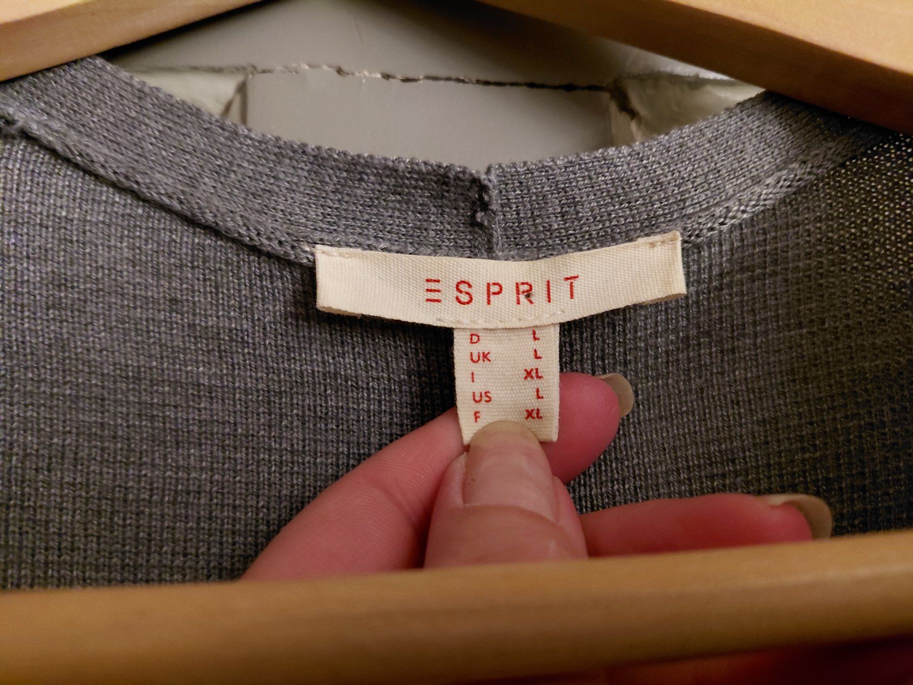 Esprit Giacche: Kuschlige Strickjacke von Esprit Gr. L in grau – Usato da Rheineck venduto da Jmurmeli 1