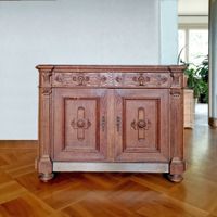 Sehr schöne antike Holzkommode mit kunstvollen Schnitzereien